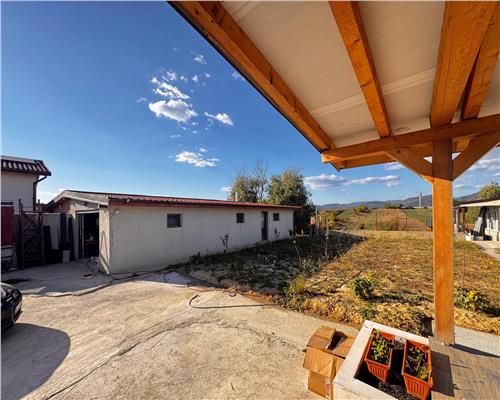 Casa noua, 3 dormitoare, 2 bai, terasa si 2 garaje, Mocira