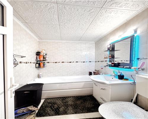 Apartament renovat complet, 2 camere decomandat, etaj 4 , bloc cu acoperis